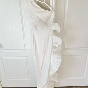 Elegant White One-Shoulder Maxi Dress